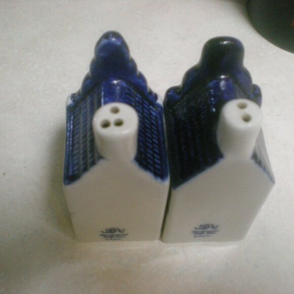 DELFTS BLUE  Vintage     Salt & Pepper Shakers - Picture 3 of 4